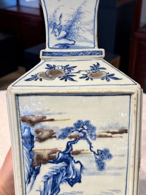 A Chinese blue, white and copper-red square-sectioned vase with figural design, Kangxi — photo 17
