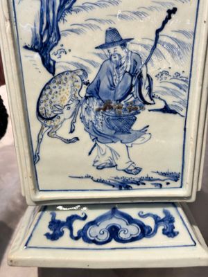 A Chinese blue, white and copper-red square-sectioned vase with figural design, Kangxi — photo 19