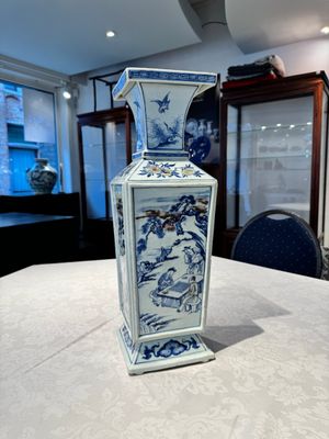 A Chinese blue, white and copper-red square-sectioned vase with figural design, Kangxi — photo 2