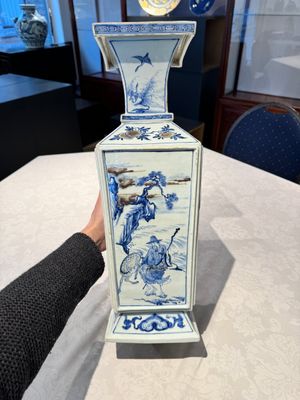 A Chinese blue, white and copper-red square-sectioned vase with figural design, Kangxi — photo 6
