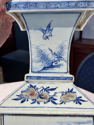 A Chinese blue, white and copper-red square-sectioned vase with figural design, Kangxi — photo 9