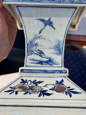 A Chinese blue, white and copper-red square-sectioned vase with figural design, Kangxi — photo 10
