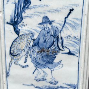 A Chinese blue, white and copper-red square-sectioned vase with figural design, Kangxi — photo 9
