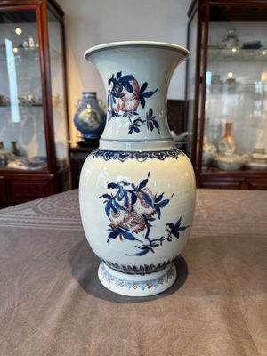A Chinese blue, white and copper-red 'Three abundances' or 'Sanduo' vase, 19/20th C. — 照片 1