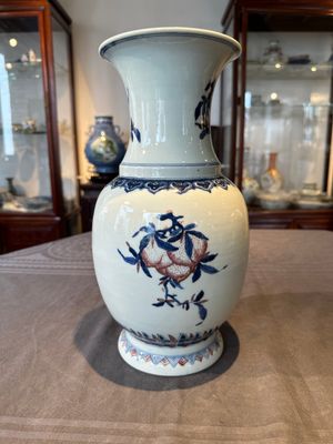 A Chinese blue, white and copper-red 'Three abundances' or 'Sanduo' vase, 19/20th C. — 照片 2