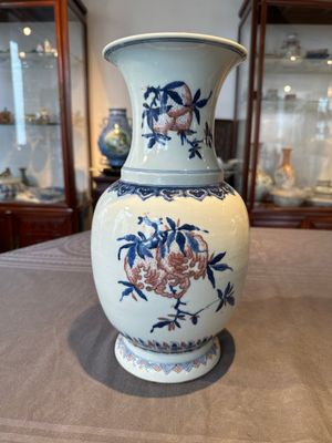 A Chinese blue, white and copper-red 'Three abundances' or 'Sanduo' vase, 19/20th C. — 照片 3