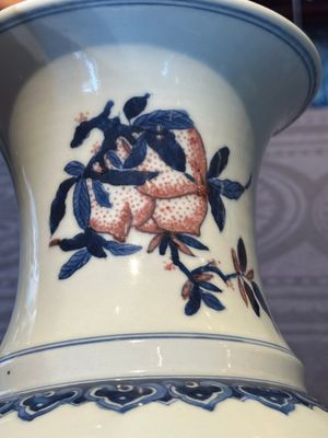 A Chinese blue, white and copper-red 'Three abundances' or 'Sanduo' vase, 19/20th C. — 照片 9