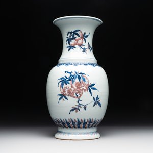 A Chinese blue, white and copper-red 'Three abundances' or 'Sanduo' vase, 19/20th C. — 照片 1
