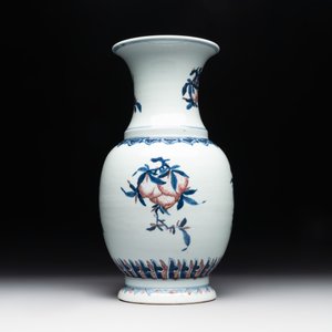 A Chinese blue, white and copper-red 'Three abundances' or 'Sanduo' vase, 19/20th C. — 照片 2