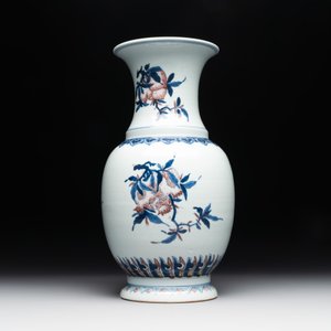 A Chinese blue, white and copper-red 'Three abundances' or 'Sanduo' vase, 19/20th C. — 照片 3