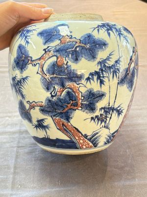 A Chinese blue, white and copper-red 'Three Friends of Winter' jar, and a blue and white 'Buddhist lion' dish, 18th C. — 照片 2