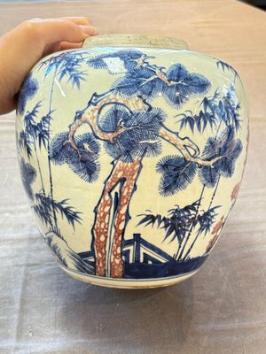 A Chinese blue, white and copper-red 'Three Friends of Winter' jar, and a blue and white 'Buddhist lion' dish, 18th C. — 照片 3