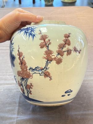 A Chinese blue, white and copper-red 'Three Friends of Winter' jar, and a blue and white 'Buddhist lion' dish, 18th C. — 照片 4