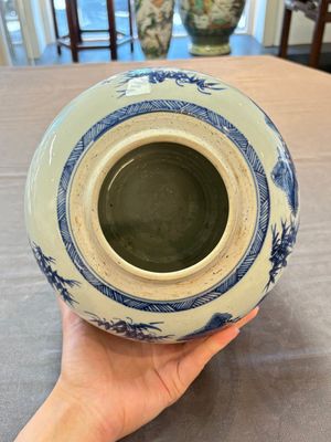 A Chinese blue, white and copper-red 'Three Friends of Winter' jar, and a blue and white 'Buddhist lion' dish, 18th C. — 照片 5