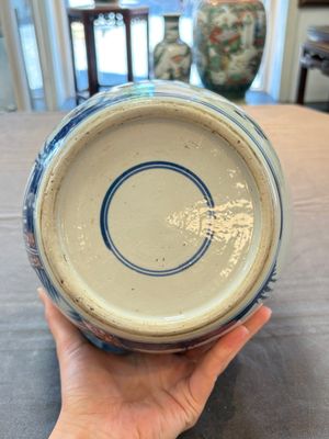 A Chinese blue, white and copper-red 'Three Friends of Winter' jar, and a blue and white 'Buddhist lion' dish, 18th C. — 照片 6
