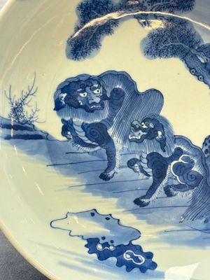A Chinese blue, white and copper-red 'Three Friends of Winter' jar, and a blue and white 'Buddhist lion' dish, 18th C. — 照片 8