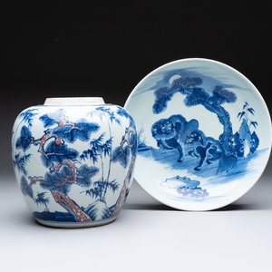 A Chinese blue, white and copper-red 'Three Friends of Winter' jar, and a blue and white 'Buddhist lion' dish, 18th C. — 照片 1