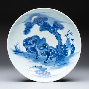 A Chinese blue, white and copper-red 'Three Friends of Winter' jar, and a blue and white 'Buddhist lion' dish, 18th C. — 照片 2