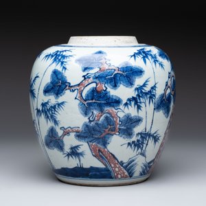 A Chinese blue, white and copper-red 'Three Friends of Winter' jar, and a blue and white 'Buddhist lion' dish, 18th C. — 照片 4