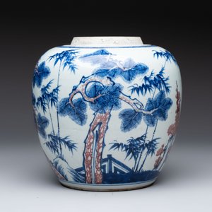 A Chinese blue, white and copper-red 'Three Friends of Winter' jar, and a blue and white 'Buddhist lion' dish, 18th C. — 照片 5