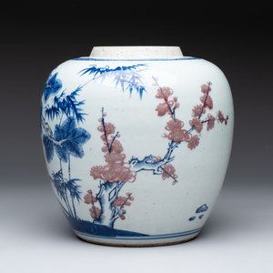 A Chinese blue, white and copper-red 'Three Friends of Winter' jar, and a blue and white 'Buddhist lion' dish, 18th C. — 照片 6