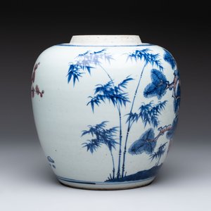 A Chinese blue, white and copper-red 'Three Friends of Winter' jar, and a blue and white 'Buddhist lion' dish, 18th C. — 照片 7