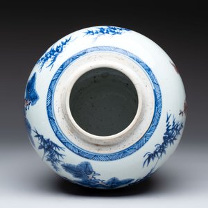 A Chinese blue, white and copper-red 'Three Friends of Winter' jar, and a blue and white 'Buddhist lion' dish, 18th C. — 照片 8