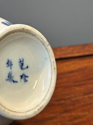 A Chinese blue, white and copper-red vase with warriors on horseback, Qianlong mark, 19th C. — 照片 11