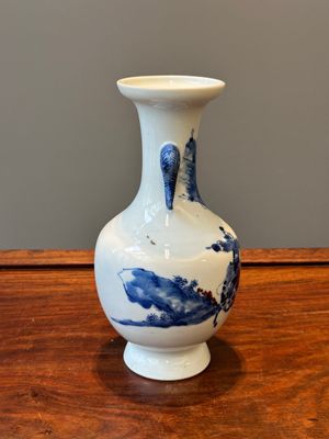 A Chinese blue, white and copper-red vase with warriors on horseback, Qianlong mark, 19th C. — 照片 4