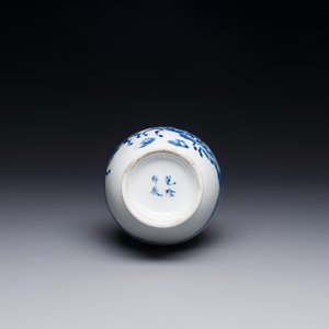 A Chinese blue, white and copper-red vase with warriors on horseback, Qianlong mark, 19th C. — 照片 3