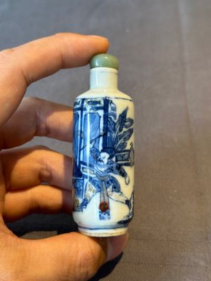 A Chinese blue, white and copper-red 'warriors' snuff bottle, Kangxi mark, 19th C. — photo 2