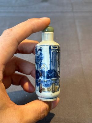 A Chinese blue, white and copper-red 'warriors' snuff bottle, Kangxi mark, 19th C. — photo 3