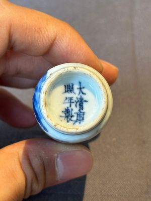 A Chinese blue, white and copper-red 'warriors' snuff bottle, Kangxi mark, 19th C. — photo 7