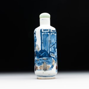 A Chinese blue, white and copper-red 'warriors' snuff bottle, Kangxi mark, 19th C. — photo 4