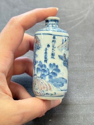 A Chinese blue, white and copper-red 'Ye You Chi Bi 夜遊赤壁' snuff bottle, signed Li Guisheng 李桂生, 19th C. — foto 1