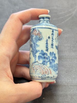 A Chinese blue, white and copper-red 'Ye You Chi Bi 夜遊赤壁' snuff bottle, signed Li Guisheng 李桂生, 19th C. — foto 5