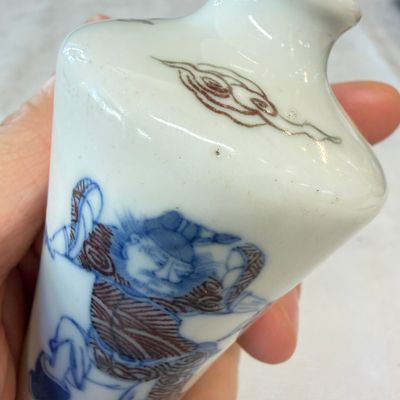 A Chinese blue, white and copper-red 'Zhong Kui' snuff bottle — photo 7