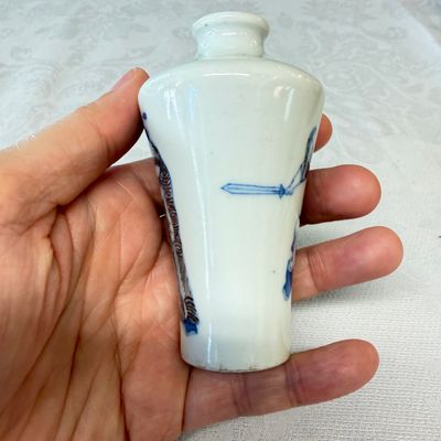 A Chinese blue, white and copper-red 'Zhong Kui' snuff bottle — photo 2