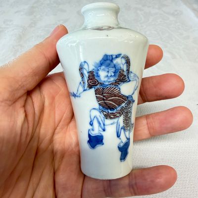 A Chinese blue, white and copper-red 'Zhong Kui' snuff bottle — photo 3