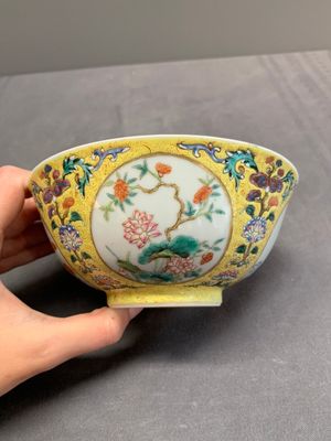 A Chinese blue, white and famille rose bowl with floral design, Qianlong mark, 19/20th C. — photo 3