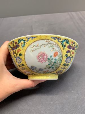 A Chinese blue, white and famille rose bowl with floral design, Qianlong mark, 19/20th C. — photo 4