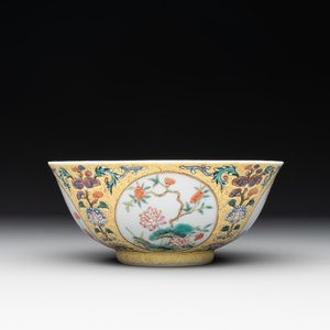 A Chinese blue, white and famille rose bowl with floral design, Qianlong mark, 19/20th C. — photo 1