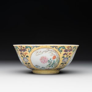 A Chinese blue, white and famille rose bowl with floral design, Qianlong mark, 19/20th C. — photo 2