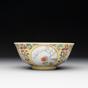 A Chinese blue, white and famille rose bowl with floral design, Qianlong mark, 19/20th C. — photo 3