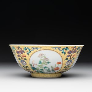 A Chinese blue, white and famille rose bowl with floral design, Qianlong mark, 19/20th C. — photo 4