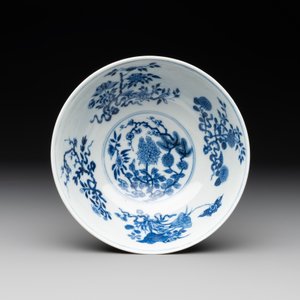 A Chinese blue, white and famille rose bowl with floral design, Qianlong mark, 19/20th C. — photo 5