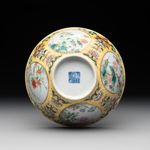 A Chinese blue, white and famille rose bowl with floral design, Qianlong mark, 19/20th C. — photo 6
