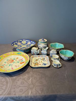 A Chinese blue, white and famille rose miniature tea service, two famille rose bowls, a tazza, a plate and a covered jar, 19th C. — foto 1