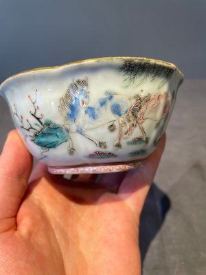 A Chinese blue, white and famille rose miniature tea service, two famille rose bowls, a tazza, a plate and a covered jar, 19th C. — foto 14