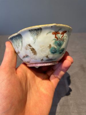 A Chinese blue, white and famille rose miniature tea service, two famille rose bowls, a tazza, a plate and a covered jar, 19th C. — foto 17
